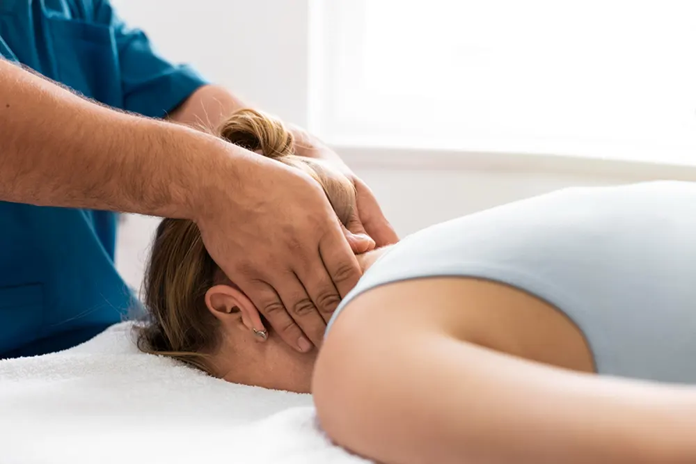 Osteopata che esegue un trattamento manuale ad un paziente